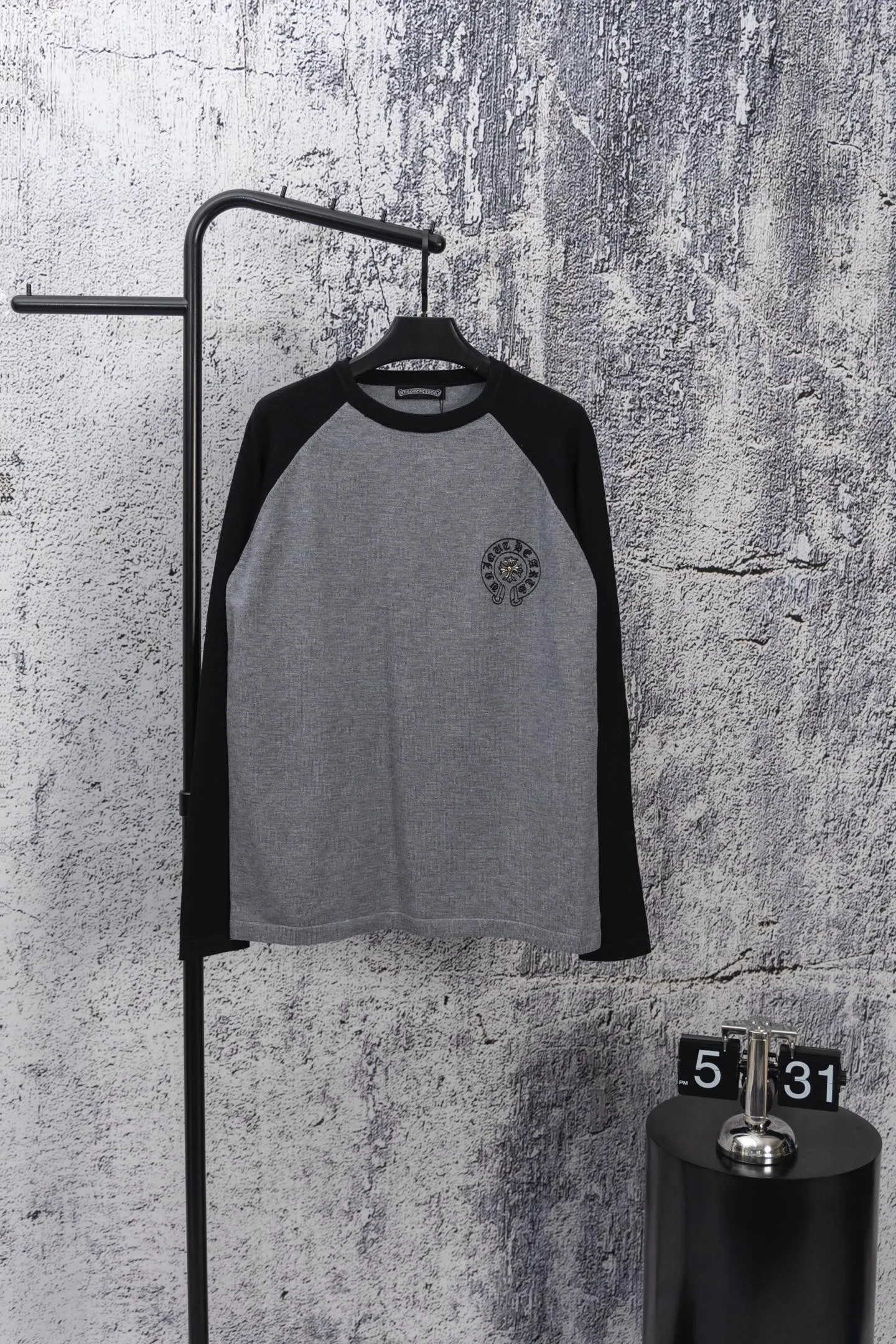 P190 Chrome Hearte/Chrome Heart 25SS CH fall raglan color-blocked round neck T-shirt long sleeves, classic horseshoe Sanskrit print, inner wear, pure cotton fabric is close to the body and very comfortable, simple but not simple, be careful. I love the style, it is still simple and loose, oversize style, comfortable fabrics and loose and friendly tailoring. The long-sleeved T-shirt is so easy to wear, especially in a season like the beginning of spring. If you don’t know what to wear, then it is the best choice. The version that you can wear with your eyes closed. Color: Gray White Size: SML